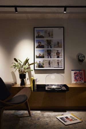 Business Lounge - disk player